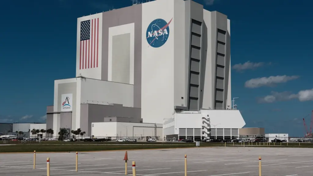 Didysis NASA transporto priemonių surinkimo pastatas, stovintis po atviru dangumi.
