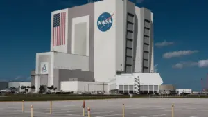 Didysis NASA transporto priemonių surinkimo pastatas, stovintis po atviru dangumi.