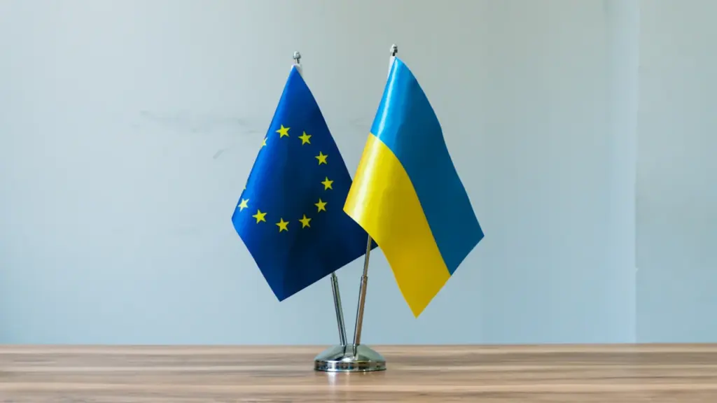 Europos Sąjungos ir Ukrainos vėliavos ant stalo kaip paramos simbolis