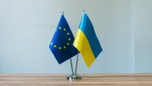 Europos Sąjungos ir Ukrainos vėliavos ant stalo kaip paramos simbolis