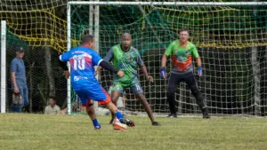 Futbolo žaidėjai varžosi dėl kamuolio stadione per intensyvias rungtynes Gargžduose.