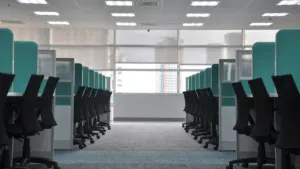 Moderni biuro erdvė su darbo vietomis, paruošta ateities technologijų pokyčiams 2026 metais.