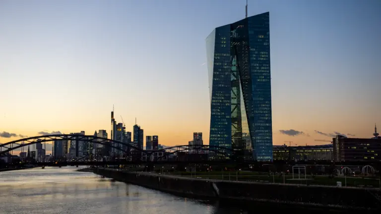 Europos Centrinio Banko pastatas Frankfurte saulėlydžio metu prie upės.