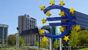 Didelis euro simbolis su žvaigždėmis Europos centrinio banko būstinėje Frankfurte.