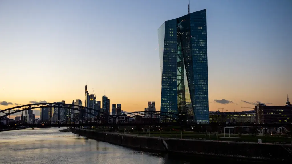 Europos Centrinio Banko būstinė Frankfurte saulėlydžio metu su miesto panorama.