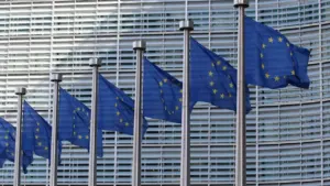Europos Sąjungos vėliavos prie Berlaymont pastato Briuselyje, simbolizuojančios ES DI akto įgyvendinimą.