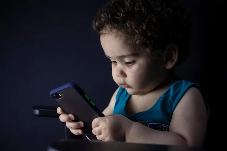ES tiria „TikTok“: ką tėvai privalo patikrinti vaikų paskyrose