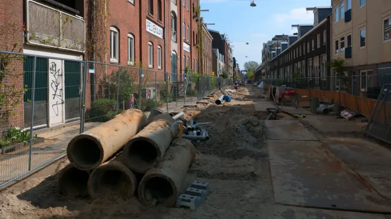 Kėdainiuose vykstantys gatvės atnaujinimo darbai, vamzdžiai ir tvarkoma infrastruktūra miesto centre.