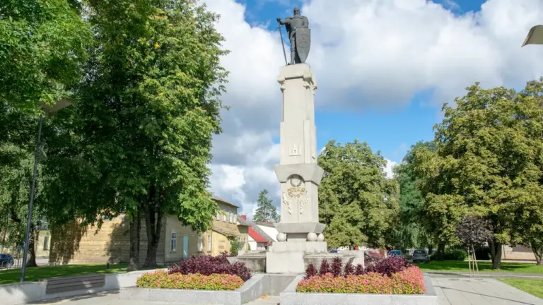 Lietuvos laisvės gynėjų atminimui skirtas monumentas su trimis kardais aikštėje.