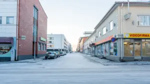 Tukščia miesto gatvė su pastatais, primenanti šiaurietišką aplinką, skirta iliustruoti politines temas.