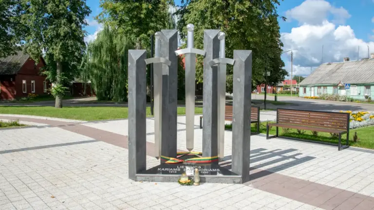 Lietuvos laisvės gynėjų atminimo paminklas su kryžiumi parko aplinkoje, minint Medininkų tragedijos sukaktį.
