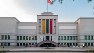 Lietuvos vėliava plevėsuoja prie reprezentacinio pastato Kaune, pagerbiant šalies istorinę atmintį.