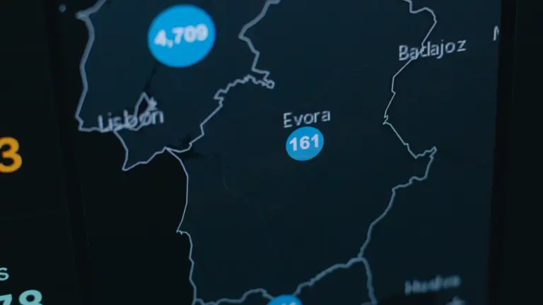 Skaitmeninis Portugalijos žemėlapis su mėlynais apskritimais, kuriuose nurodyti statistiniai skaičiai ties Lisabonos ir Evoros miestais.