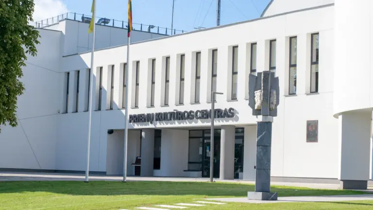 Šviesi, moderni administracinė įstaiga su vėliavomis, tinkanti ES projektų renginiams pristatyti.