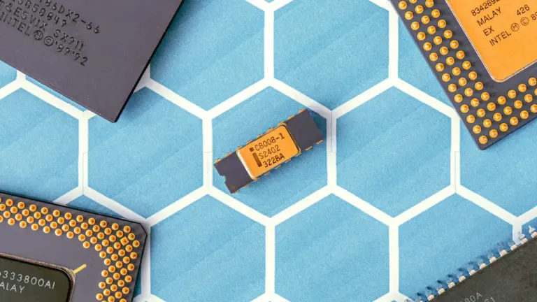 Elektroninių komponentų rinkinys ant stalo, simbolizuojantis technologijų pažangą ir inovacijas kasdienybėje.