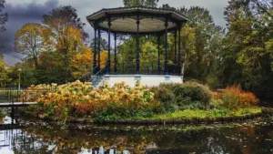 Elegantiška pavėsinė prie vandens telkinio, primenanti būsimą „Water Music“ koncerto vietą Utenoje.