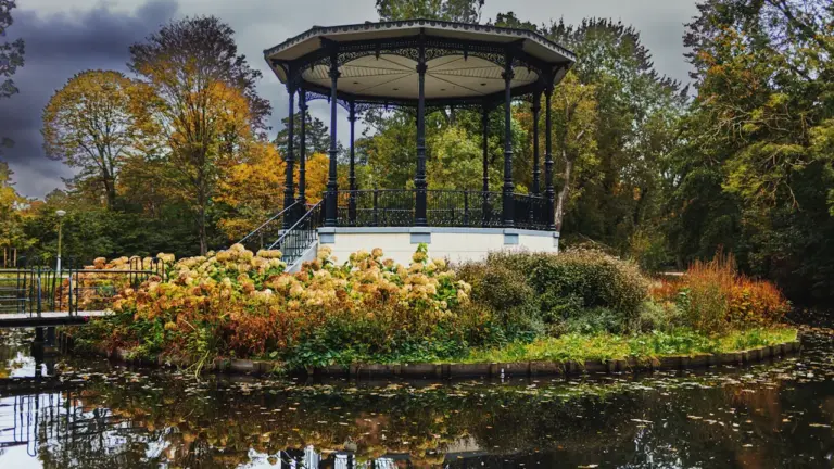 Elegantiška pavėsinė prie vandens telkinio, primenanti būsimą „Water Music“ koncerto vietą Utenoje.