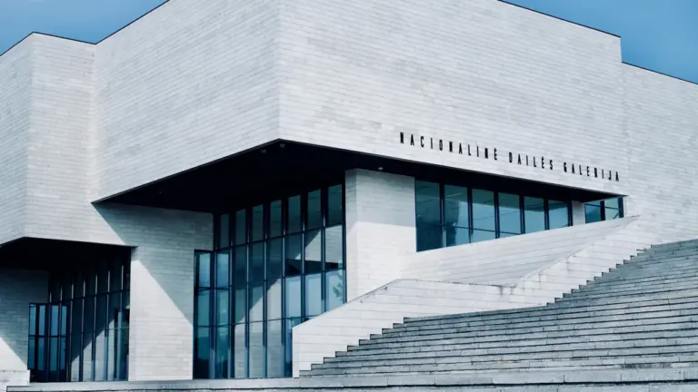 Nacionalinė dailės galerija Vilniuje, modernus architektūros pastatas saulėtą dieną.