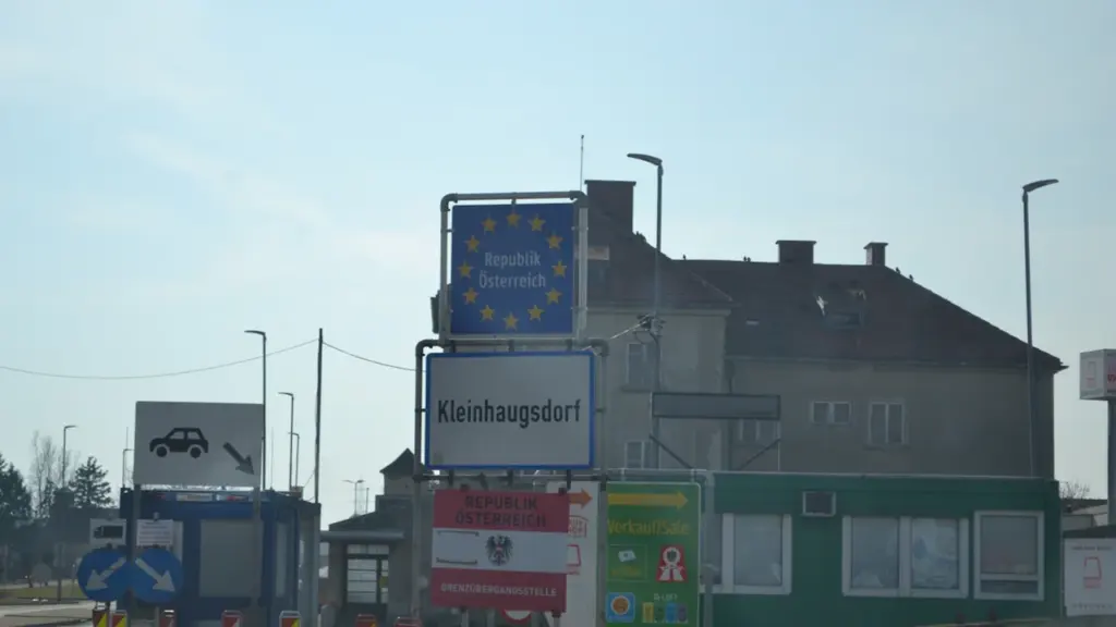 Austrijos ir Europos Sąjungos sienos perėjos punktas su informaciniais kelio ženklais.