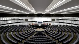 Tuščia Europos Parlamento salė su daugybe vietų posėdžiams ir diskusijoms