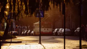Viešasis transportas važiuoja Vilniaus gatvėmis, artėjant svarbiems sprendimams dėl bilietų kainų.