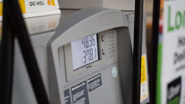 Degalų kolonėlės ekranas rodantis kuro kainas degalinėje, stambus planas.
