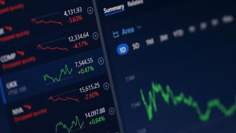 Skaitmeninės akcijų rinkos tendencijos ir palūkanų normų pokyčiai finansiniame ekrane