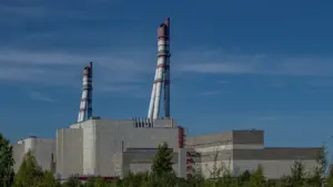 Ignalinos atominės elektrinės pastatas su aukštais kaminais giedrą vasaros dieną Lietuvoje