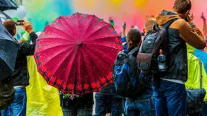 Spalvingas „Color Run“ bėgimas Vilniuje, pilnas žmonių, gerų emocijų ir vasariškos nuotaikos.