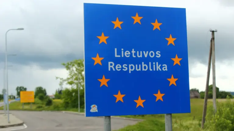 Lietuvos Respublikos valstybinė siena, žyminti įvažiavimą į šalį su ES simbolika.