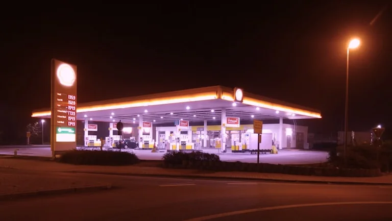 Kodėl degalų kainos Lietuvoje keičiasi kas savaitę