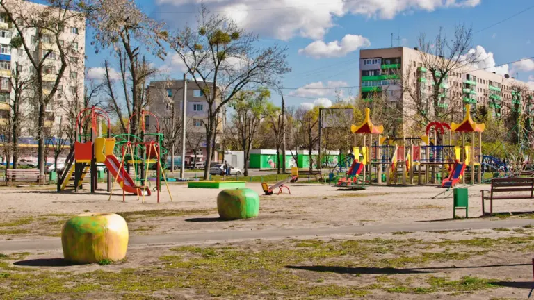 Pakruojiečiai džiaugiasi nauja edukacine žaidimų aikštele parko saloje