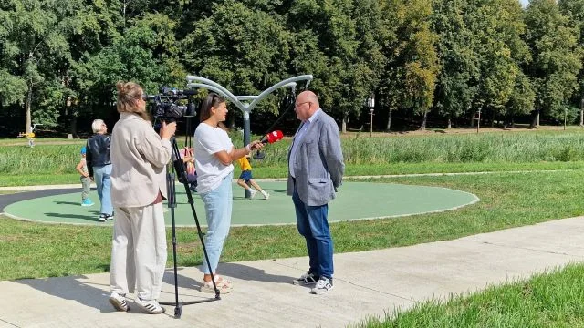 Pakruojiečiai džiaugiasi nauja edukacine žaidimų aikštele parko saloje