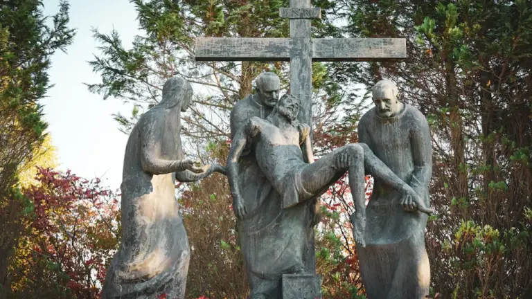Palangoje – dviejų menininkų susitikimas parodoje „Du žvilgsniai į kryžių“