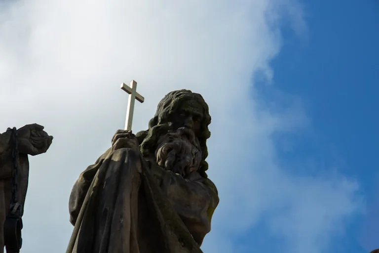 Palangoje – dviejų menininkų susitikimas parodoje „Du žvilgsniai į kryžių“