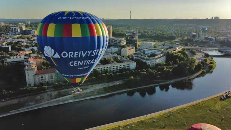 Vilnius pirmadienio vakarą: nemokamas maršrutas palei Nerį