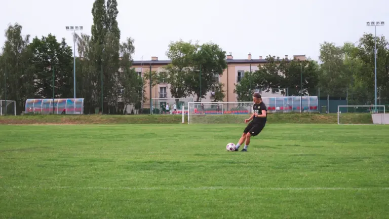 Jaunasis futbolininkas atlieka smūgį į vartus futbolo aikštėje Serocke, Lenkijoje.