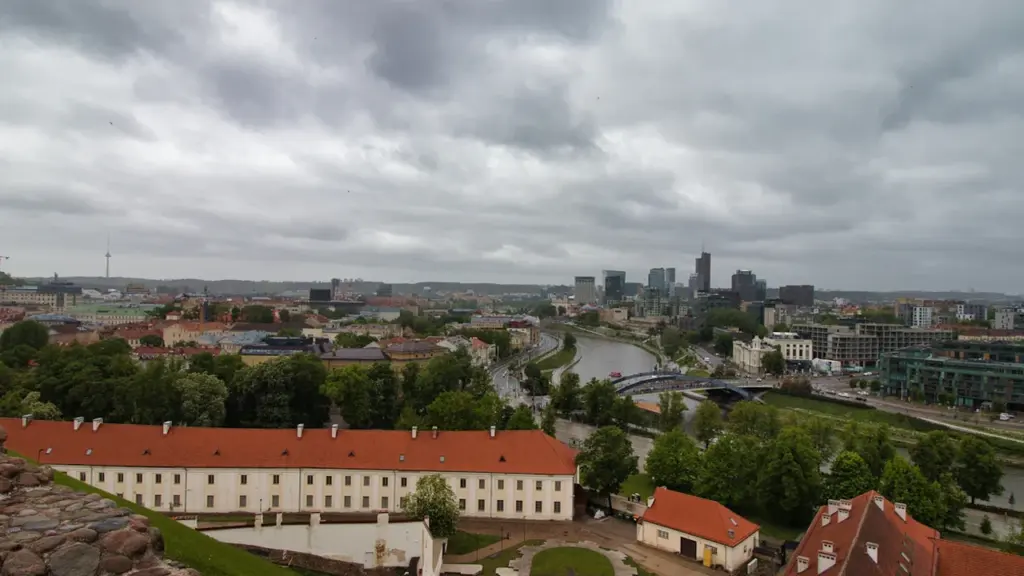 Vilniaus miesto panorama su pilku debesuotu dangumi rudenišką rugsėjo dieną.