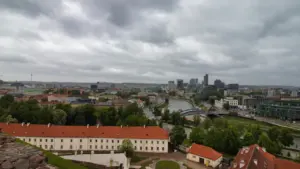 Vilniaus miesto panorama su pilku debesuotu dangumi rudenišką rugsėjo dieną.