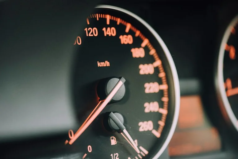 Kaip apskaičiuoti kuro sąnaudas kelionei pagal savo automobilį