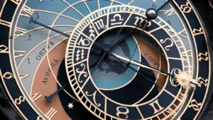 Detali Prahos astronominio laikrodžio ciferblato nuotrauka simbolizuojanti zodiako ženklus ir laiką.