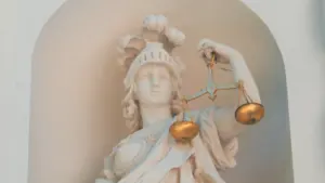 Marmurinė teisingumo deivės statula su svarstyklėmis, simbolizuojanti pusiausvyrą ir ramybę kasdieniame gyvenime.