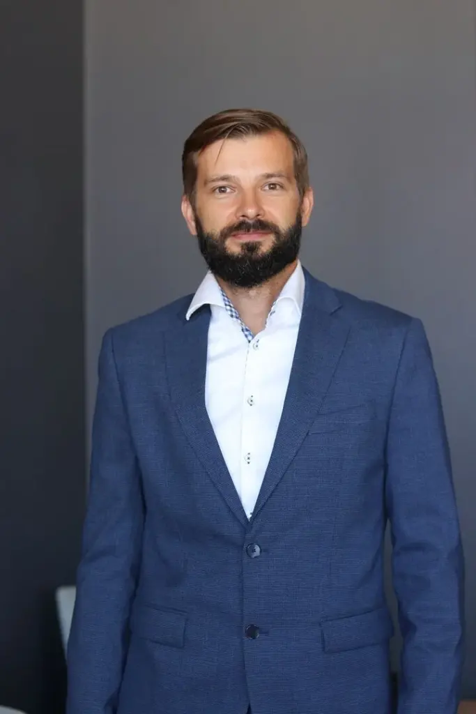 Vėlinėms radus apgadintą kapavietę: kas gali atlyginti žalą